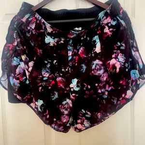 Work out flower print shorts with under-short